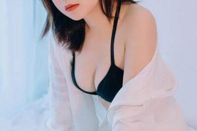 Thiên thần Trang Lucy 2k1 tung bộ ảnh “thả rông” bộ ngực
